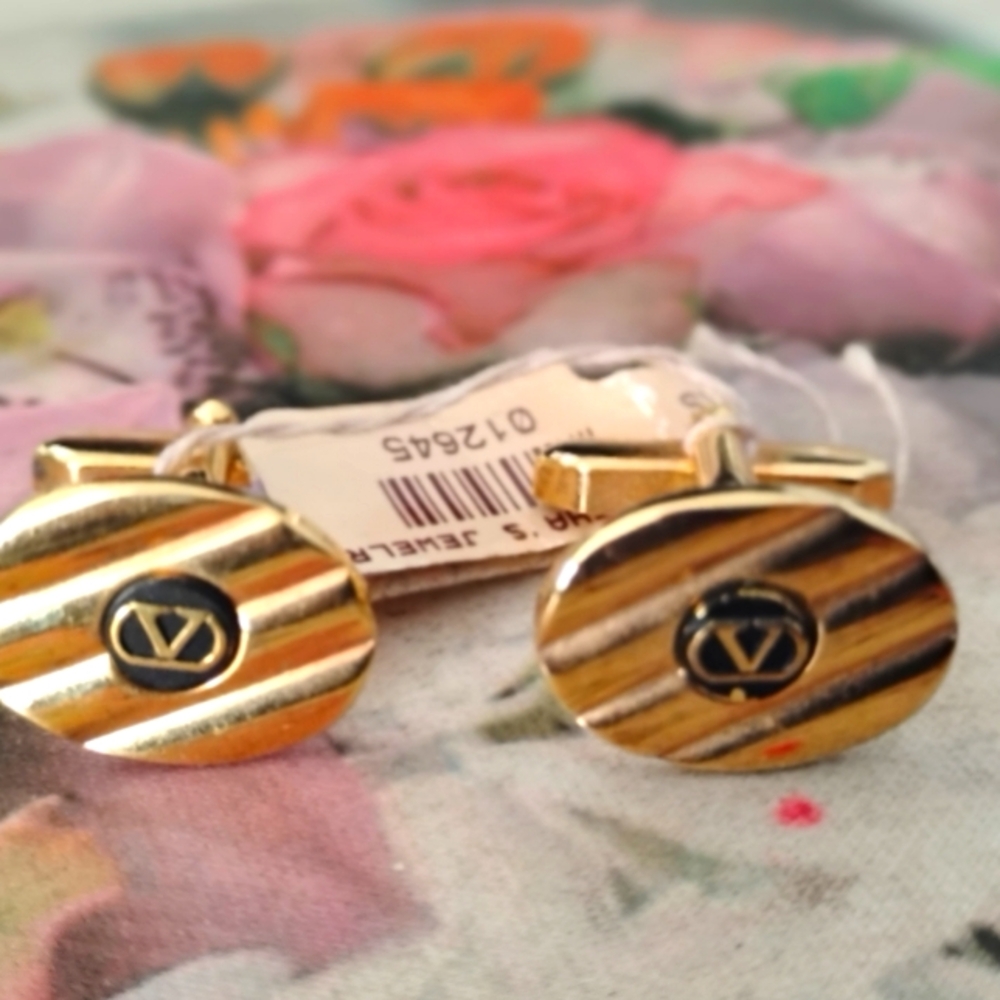 ❤️Mens NWT VALENTINO Gold and Black Enamel Cufflinks Signed